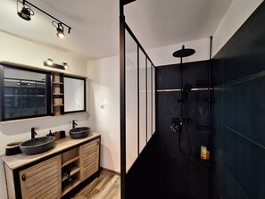 Chuveiro, secador de cabelo, toalhas de banho, papel higiênico