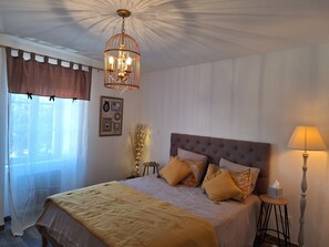 2 Schlafzimmer, Schreibtisch, Bügeleisen/Bügelbrett, WLAN