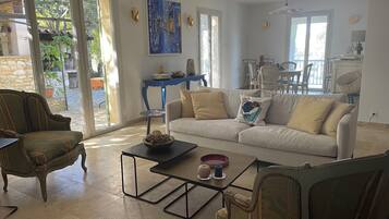 Smart-tv, boeken en een stereo