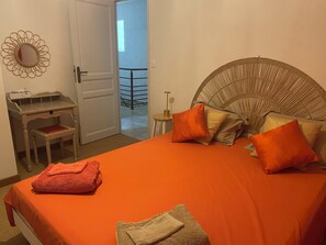 4 bedrooms, desk, iron/ironing board, WiFi