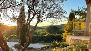 A serene outdoor garden with a stone bench overlooking a river, surrounded by lush greenery and trees. - Uzès, 30 minutes from Mas d'Angel, at Éric & France (Cornillon)