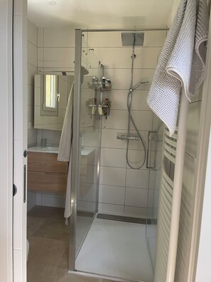 Shower, eco-friendly toiletries, hair dryer, towels - Uzès, 30 minutes from Mas d'Angel, at Éric & France (Cornillon)