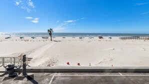 På stranden