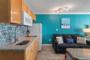 Smart TV - Beachfront Studio in Treasure Island (Treasure Island)