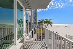 Property grounds - Beachfront Studio in Treasure Island (Treasure Island)