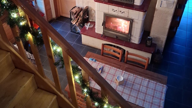 A cozy interior with a fireplace, wooden staircase, and festive decorations. - Large gîte for 14 people with hot tub & fireplace 🌲 Nature, forest & relaxation (raon sur plaine)