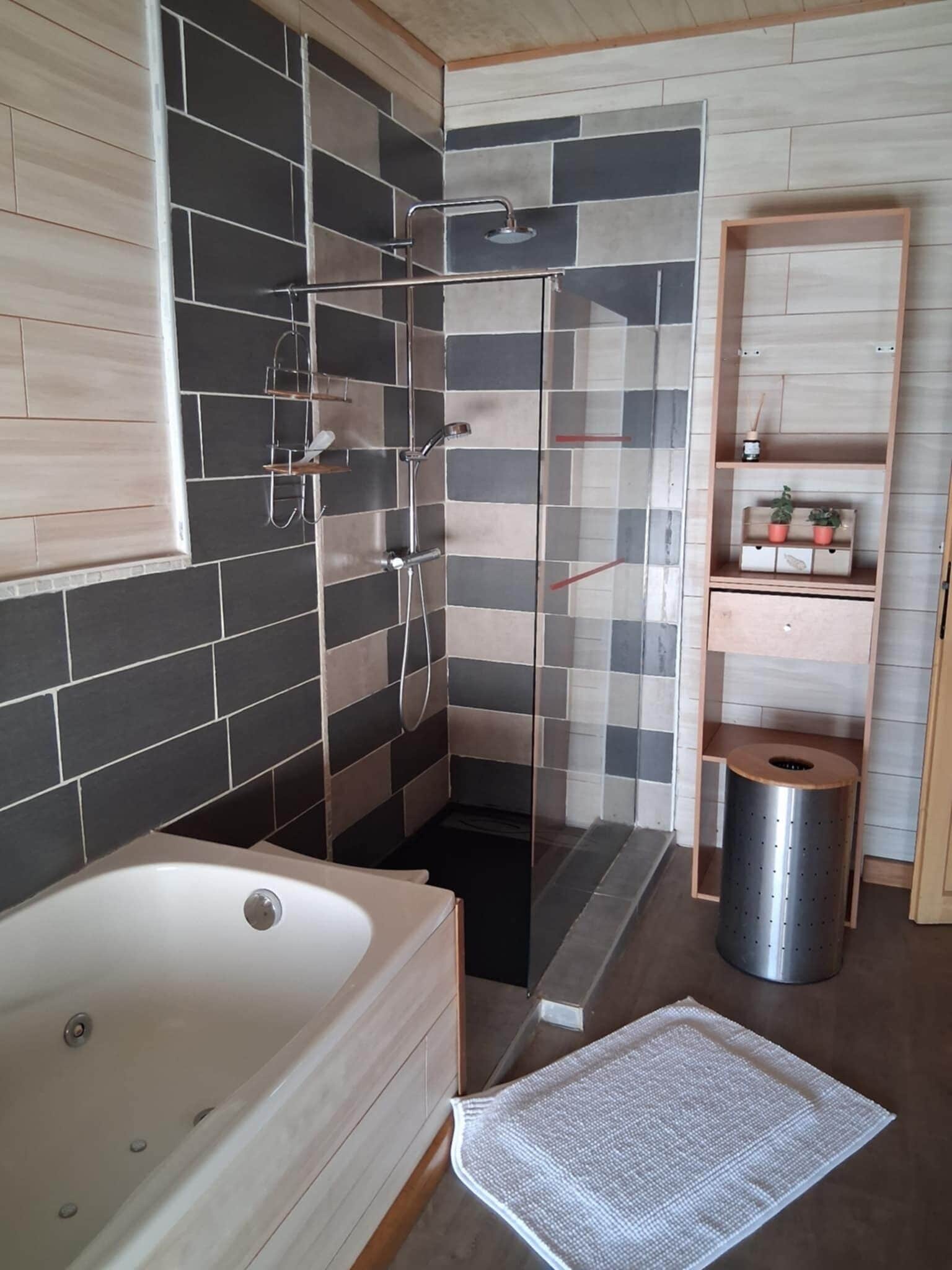 Bruser, hårtørrer, Sæbe, Toiletpapir
