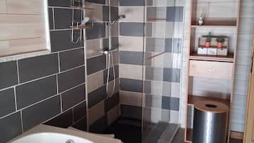 Bruser, hårtørrer, Sæbe, Toiletpapir