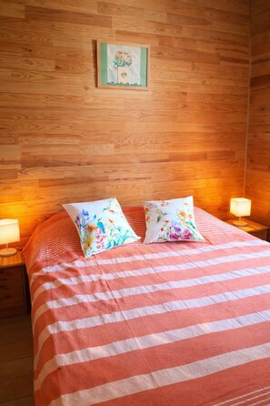 6 bedrooms, iron/ironing board, WiFi, bed sheets