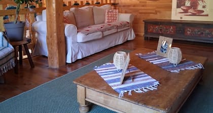 Un grand gßte tout habillé de bois à l'intérieur avec une jolie décoration