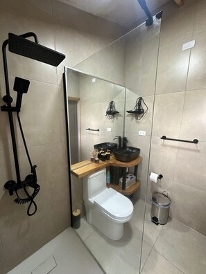 Haartrockner, Handtücher, Seife, Toilettenpapier