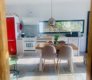 Kjøleskap, mikrobølgeovn, ovn og kokeplater