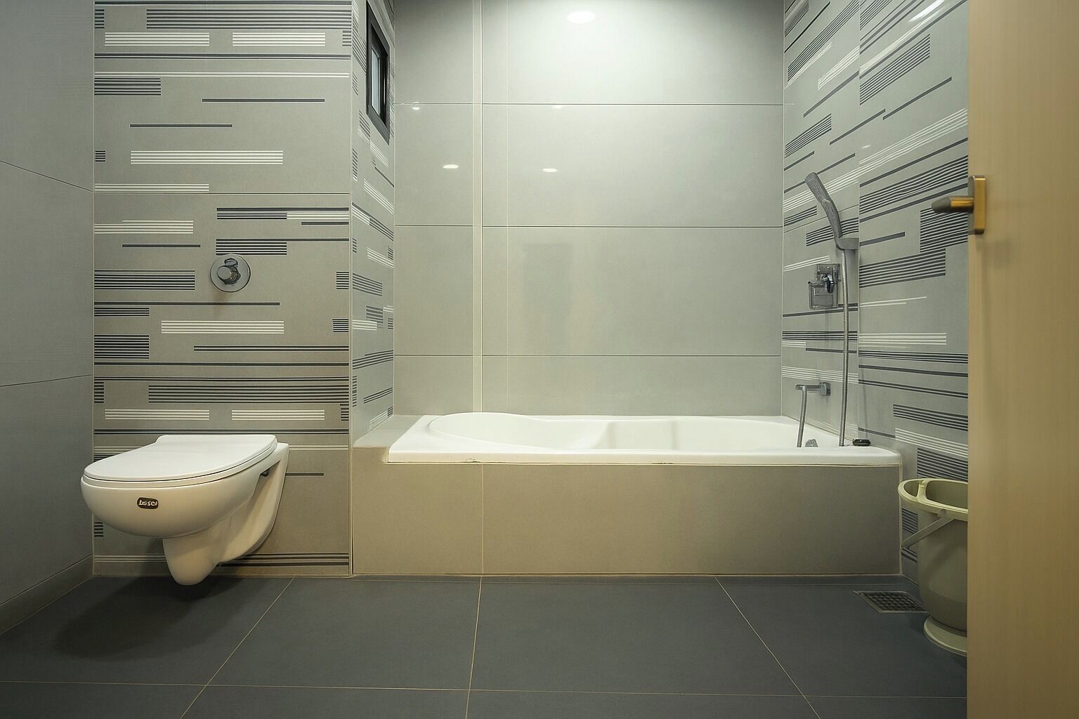 Superior Double Room | Bathroom | Slippers, towels, soap, shampoo