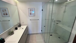 Towels, soap, toilet paper - Exclusive 3-bedroom apartment in luxurious  beach front condo in Bucerías (Bucerías)