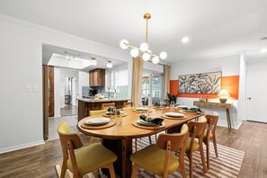 Dining - Golden Palms - Family fun retreat close to beach - large heated pool, game room (Largo)