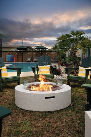 Property grounds - Golden Palms - Family fun retreat close to beach - large heated pool, game room (Largo)