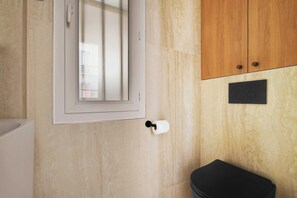 Appartement | Salle de bain | Séchoir à cheveux, serviettes fournies, shampooing