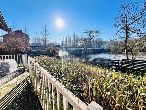 Maison proche rivière avec jardin 