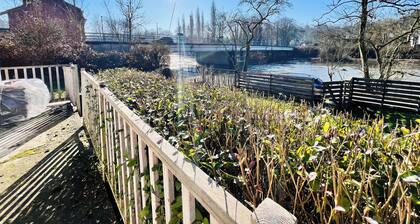 Maison proche rivière avec jardin