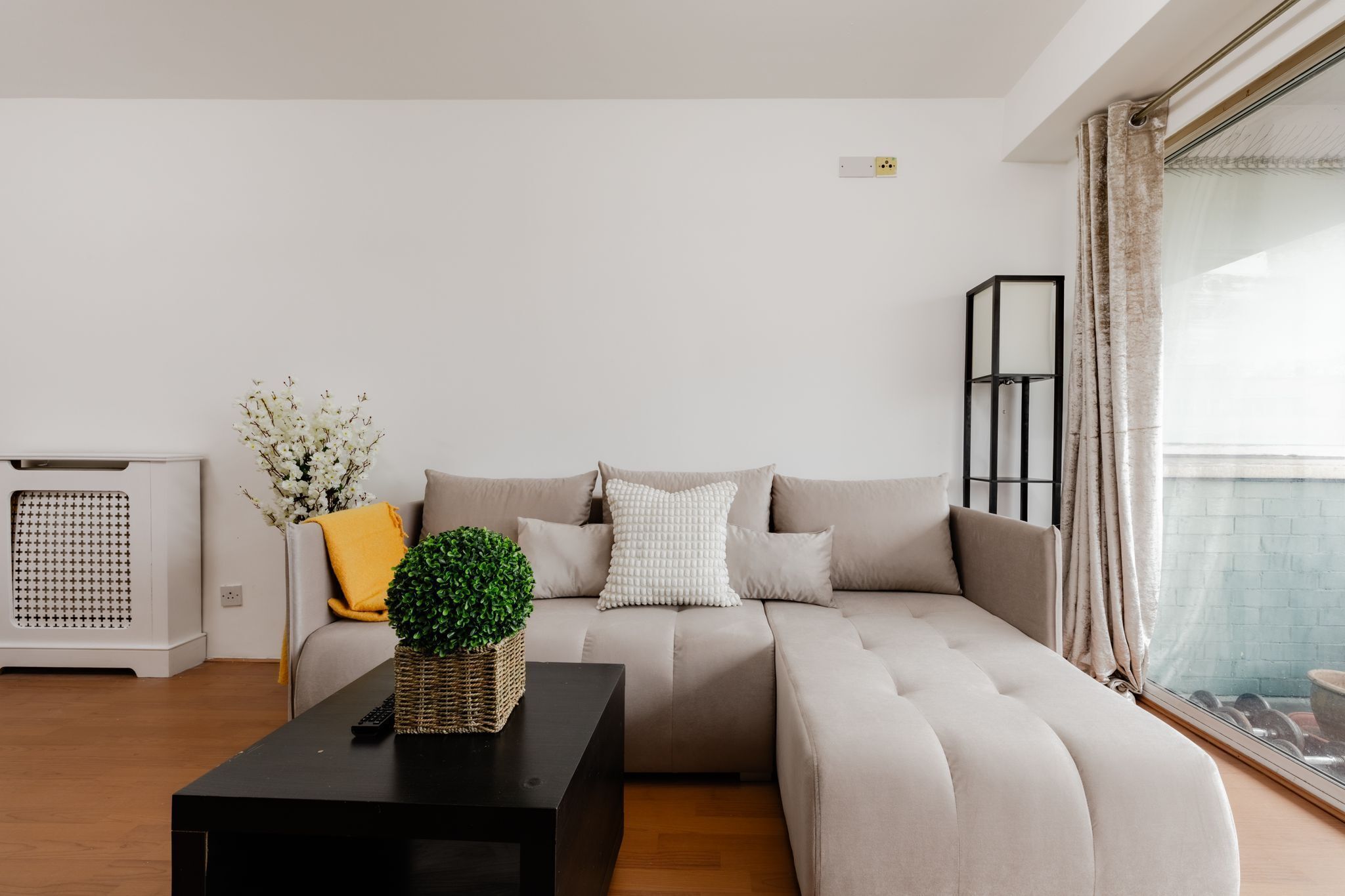 Apartment, 2 Bedrooms, Smoking, City View | Living room