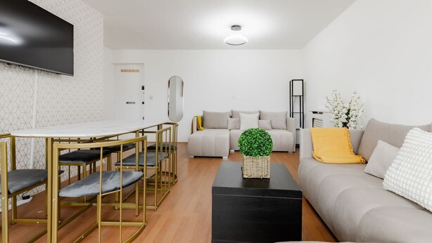 Apartment, 2 Bedrooms, Smoking, City View | Living room - Luxurious London Apartment With City Views (London)
