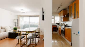 Apartment, 2 Bedrooms, Smoking, City View | Living room