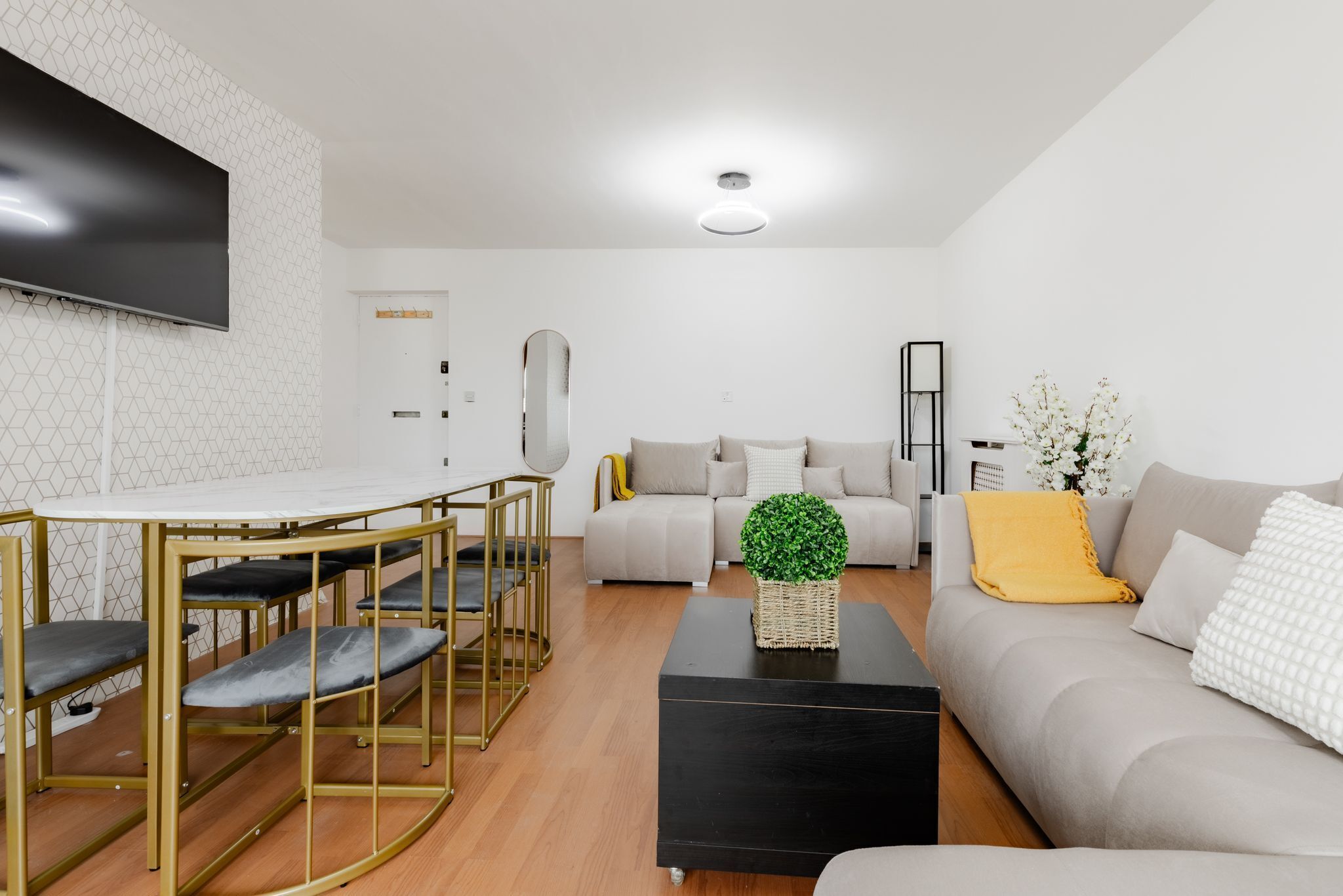 Apartment, 2 Bedrooms, Smoking, City View | Living room