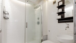 Apartment, 2 Bedrooms, Smoking, City View | Bathroom - Luxurious London Apartment With City Views (London)
