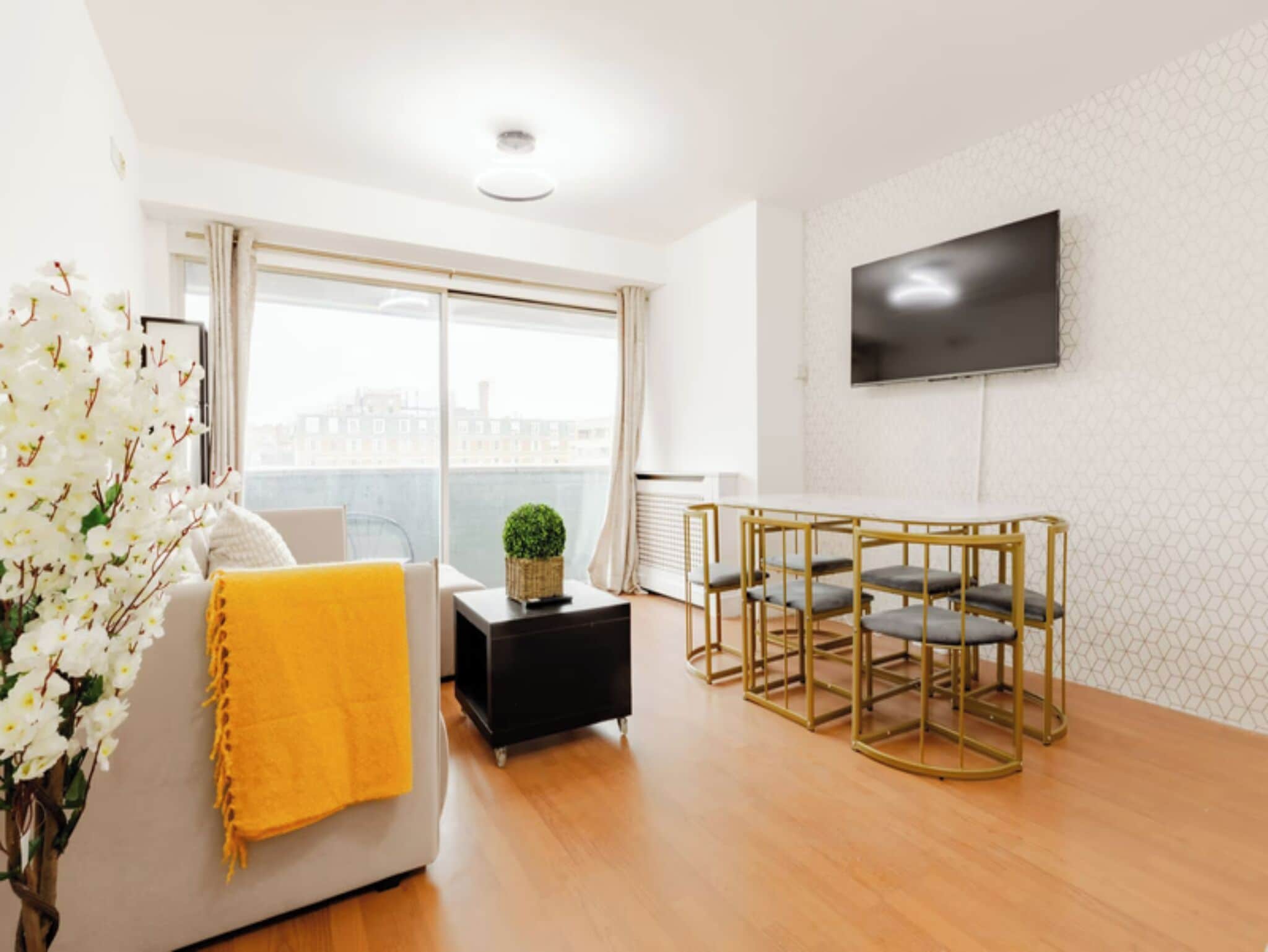 Apartment, 2 Bedrooms, Smoking, City View | Living room