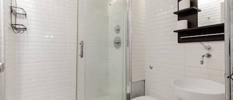 Apartment, 2 Bedrooms, Smoking, City View | Bathroom