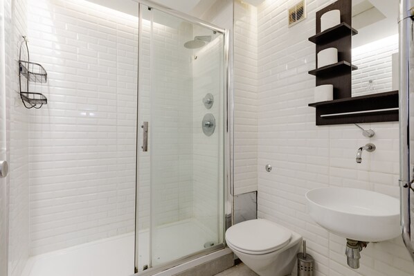 Apartment, 2 Bedrooms, Smoking, City View | Bathroom