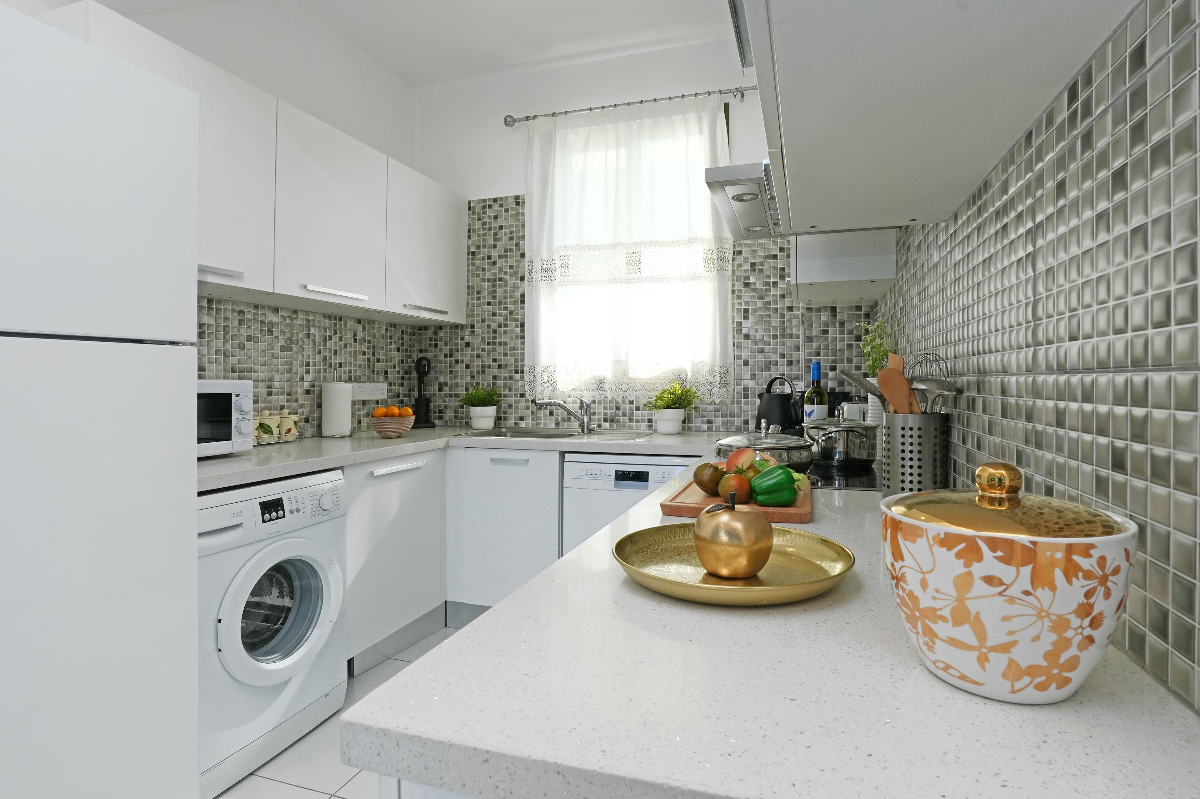 Køleskab, mikrobølgeovn, ovn, kogeplade