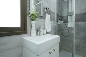 Dusche, Haartrockner, Handtücher