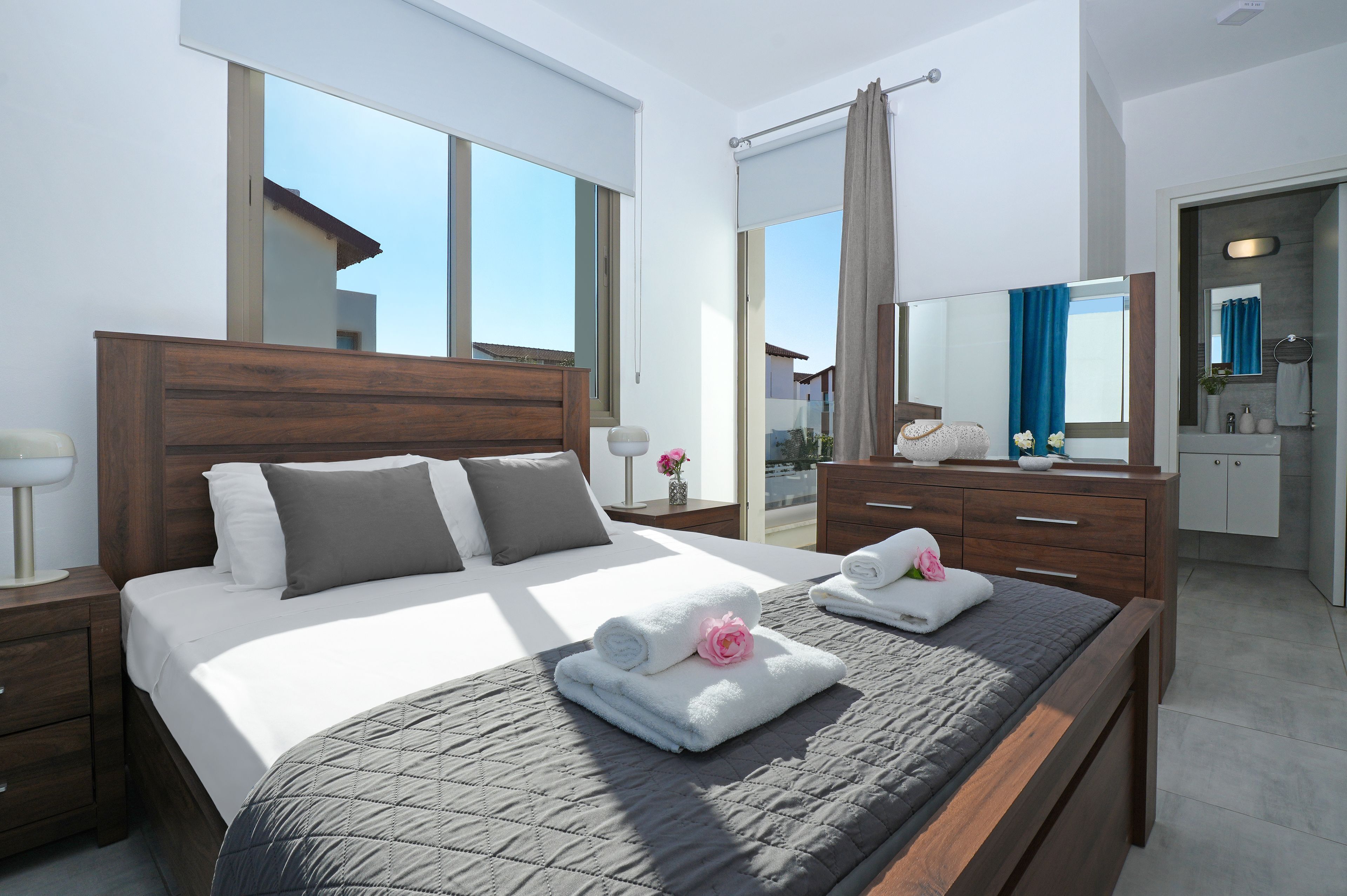 4 habitaciones, tabla de planchar con plancha, internet y ropa de cama 