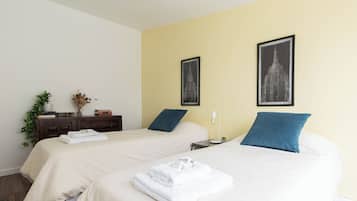 3 habitaciones, cortinas blackout y tabla de planchar con plancha