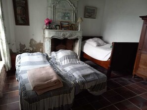 5 bedrooms, iron/ironing board, bed sheets