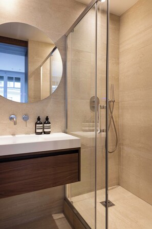 Apartamento | Banheiro | Secador de cabelo, toalhas de banho, shampoo 