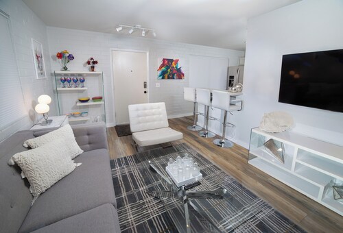 Color POP Spot 2-bedroom Duplex In the center of Phoenix Wi-fi