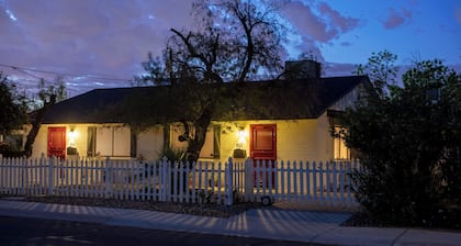 Color POP Spot 2-bedroom Duplex In the center of Phoenix Wi-fi