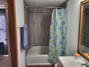 Secadora de cabello, toallas, jabón, papel de baño
