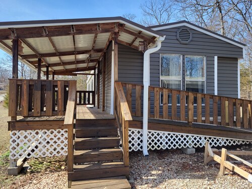 Quiet. Relaxing. Deck, carport & fire pit. Free ice.  3 miles to lake. 