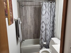 Secadora de cabello, toallas, jabón, papel de baño 