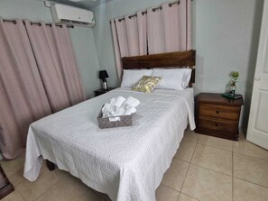 3 quartos, cofres nos quartos, ferros/tábuas de passar roupa, Wi-Fi