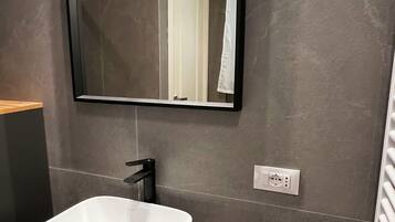 Doccia, vasca idromassaggio, asciugacapelli, bidet