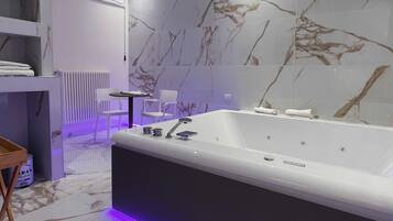 Dusche, Whirlpool, Haartrockner, Bidet