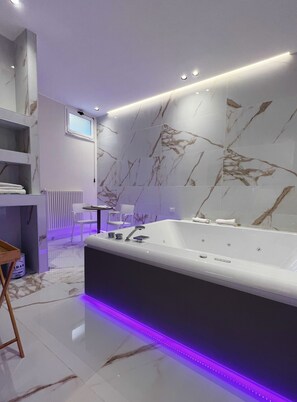 Ducha, bañera de hidromasaje, secador de pelo, bidet