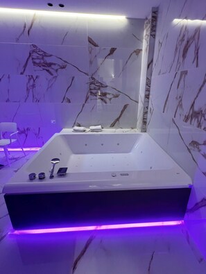 Een douche, een bubbelbad, een haardroger, een bidet