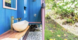 Shower, bidet, towels, soap - Spacious, Bright, Jungle retreat (Pahoa)