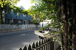 Property grounds - Sugar Cube: Charming & Artsy 1 bedroom cottage in the heart of Harbour Island (Dunmore)