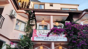 Un edifici de diverses plantes amb un cartell que anuncia un negoci.